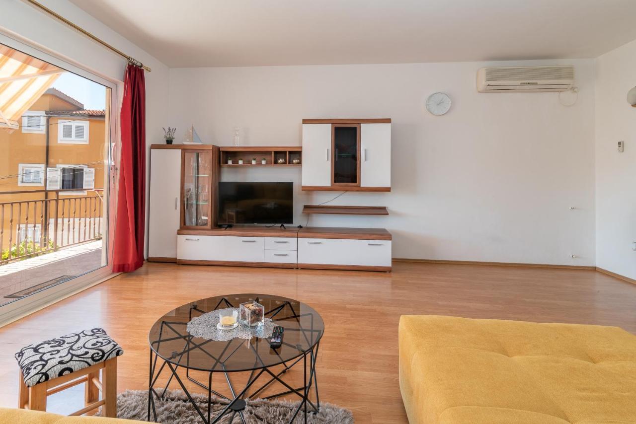 Comfortable Apartment Near The Sea Trogir Exterior foto