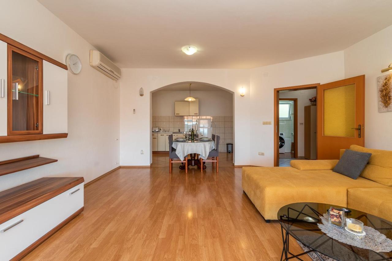Comfortable Apartment Near The Sea Trogir Exterior foto